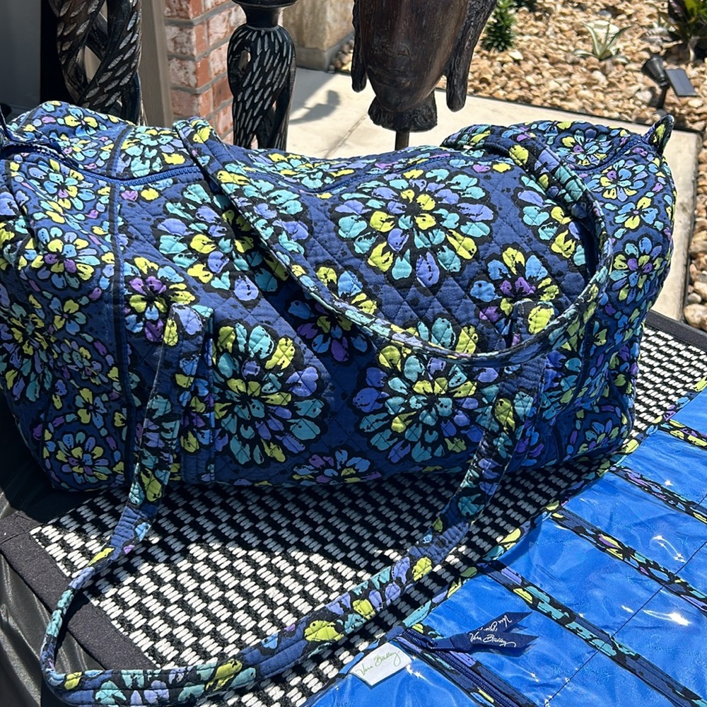 5 piece Vera Bradley travel set : Indigo Pop
Fall 2012 - Picture 4 of 14